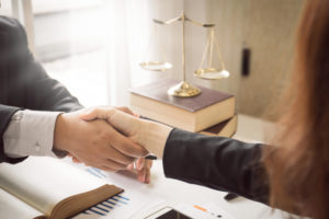 示談が成立し、握手をしているシーン