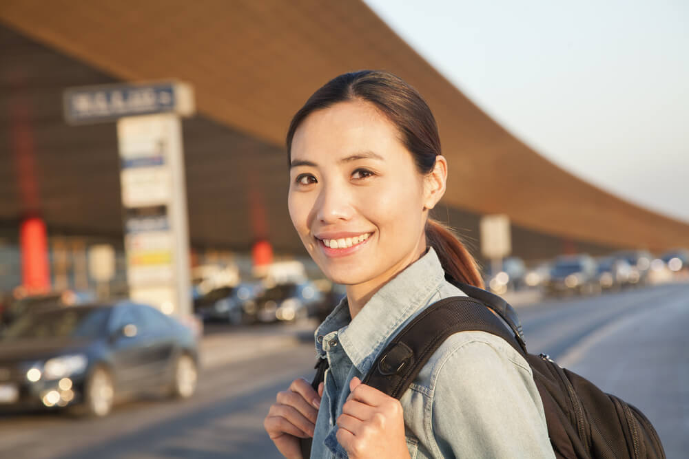 空港前に外国人が立っている