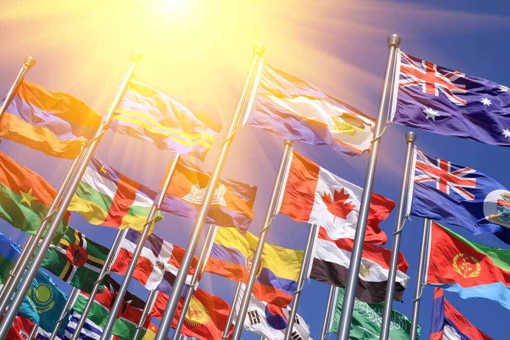 様々な国の国旗。各国の戸籍制度の解説。