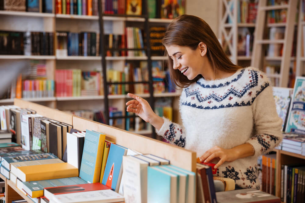 書店で専門書を探している外国人女性