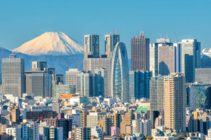 東京の大都会の街並みの背景に美しい富士山