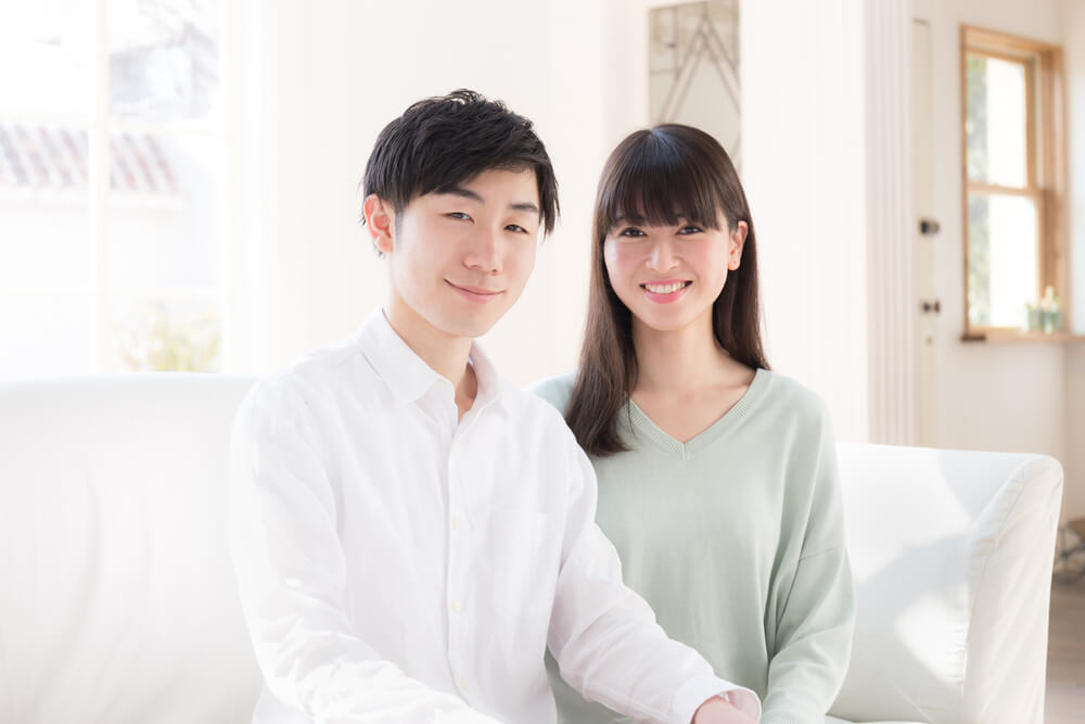 日本人同士の婚姻による戸籍編製を説明するカップル