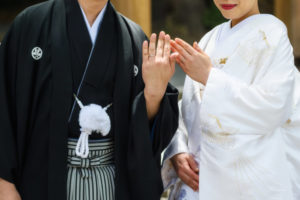 日本人同士で結婚し、夫婦が同じ名字を名乗ることで、夫婦としての絆を感じる日本人カップル