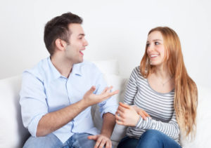 国際結婚すると夫婦別姓になり別々の名字になることを話し合っているカップル