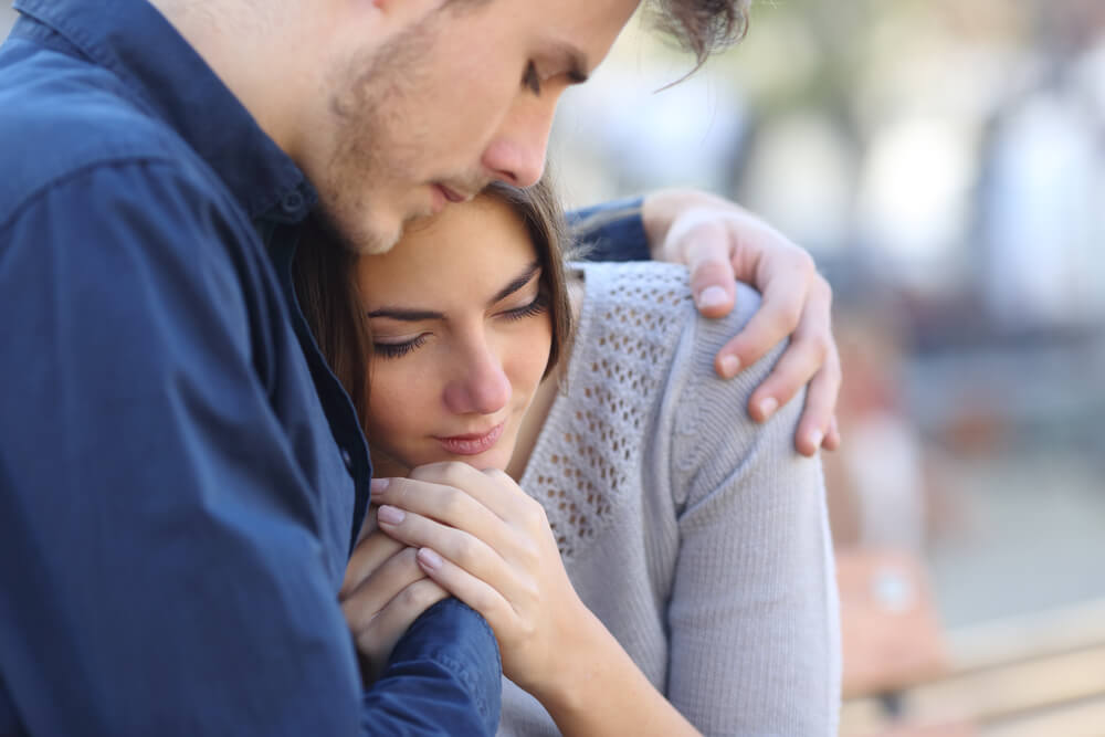 国際結婚をすると、夫婦別姓になり、同じ名字を名乗れないことを知って悲しむカップル