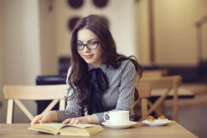 外国人は日本で戸籍を持てないことに疑問を持つ、カフェで読書をする外国人女性