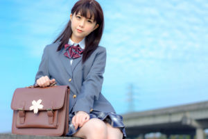 国際結婚すると夫婦別姓になってしまう理由を知りたがる女子高生