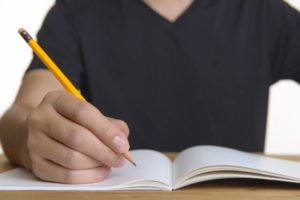 国外外国人と国際結婚する場合、外国人パートナーに日本語を学んでもらう。頑張って日本語を勉強している外国人