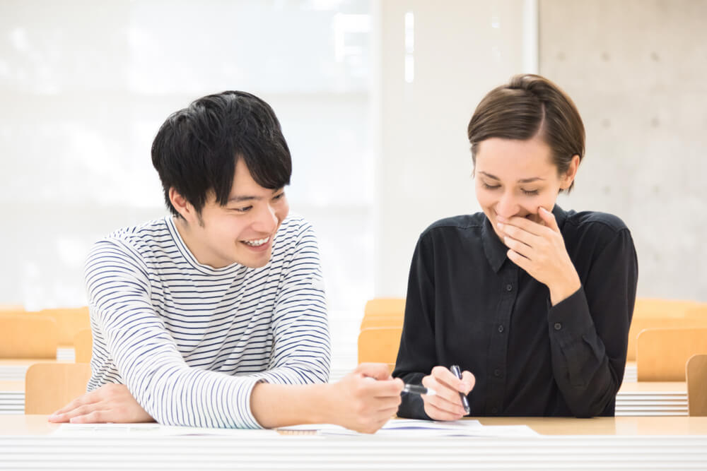 日本の戸籍と夫婦の名字について勉強する国際結婚をしようとするカップル
