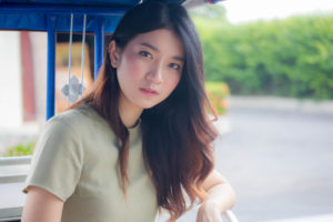 物憂げな表情でこちらを見つめる日本人女性