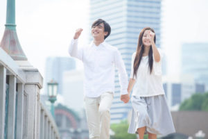 二人でスキップしながら日本の役所に向かうカップル