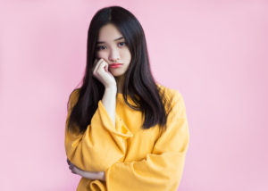 跛行婚って何だろう?と首をかしげるアジア人女性