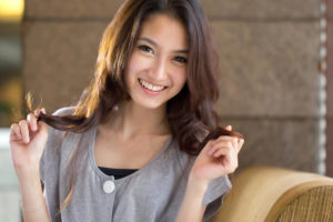 美しいアジア系女性が微笑んでいる