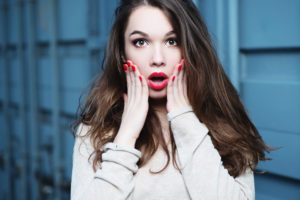跛行婚であるために配偶者ビザの申請ができず、驚いた表情を浮かべる外国人女性