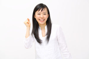 英語も外国語も話せなくても、国際結婚ができると知って、ガッツポーズする日本人女性