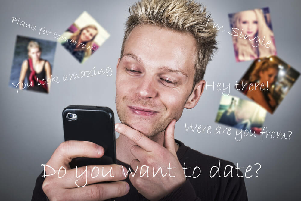 スマホアプリを使って、様々な女性とやり取りをする男性