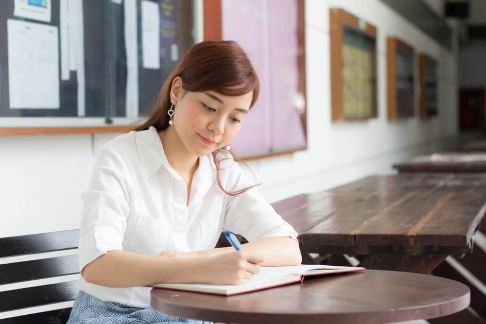 勉強するアジア人女性