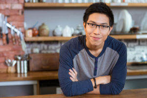 笑顔で質問している日本人男性