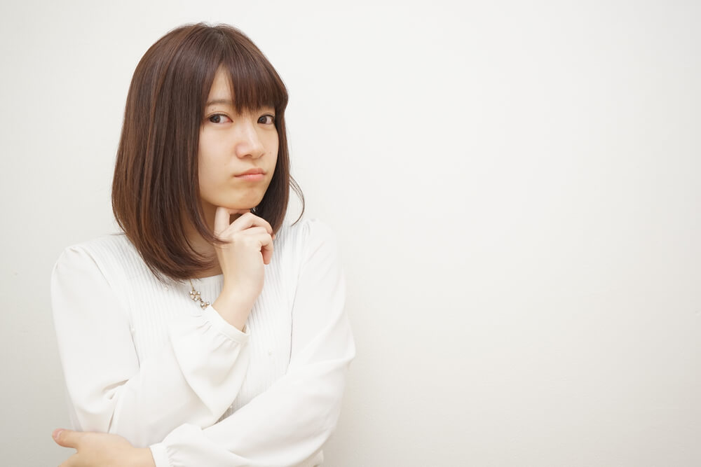 疑問に思う日本人の若い女性