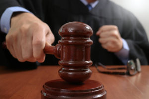 判決を下す裁判長のイメージ