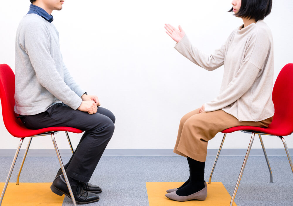 若い男女がお見合をしている