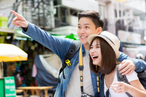 観光地で楽しく過ごす日本人カップル