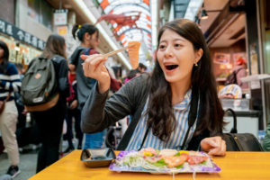 日本人っぽい外国人がお刺身を食べている