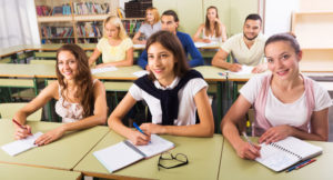 日本語学校で授業を受ける外国人たち