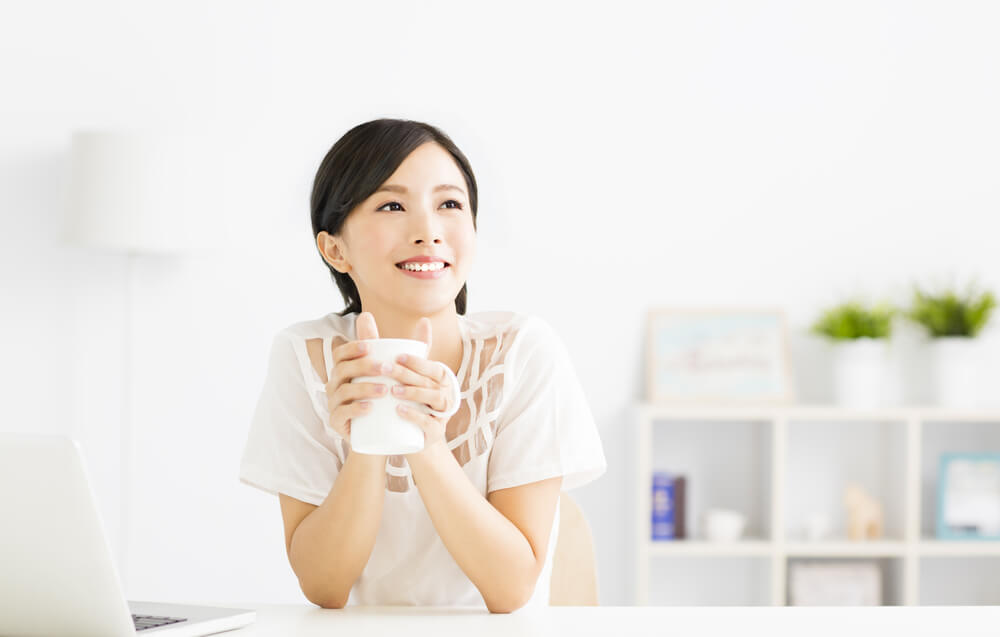 お茶を飲みながら帰化後の名前を考えるアジア系女性