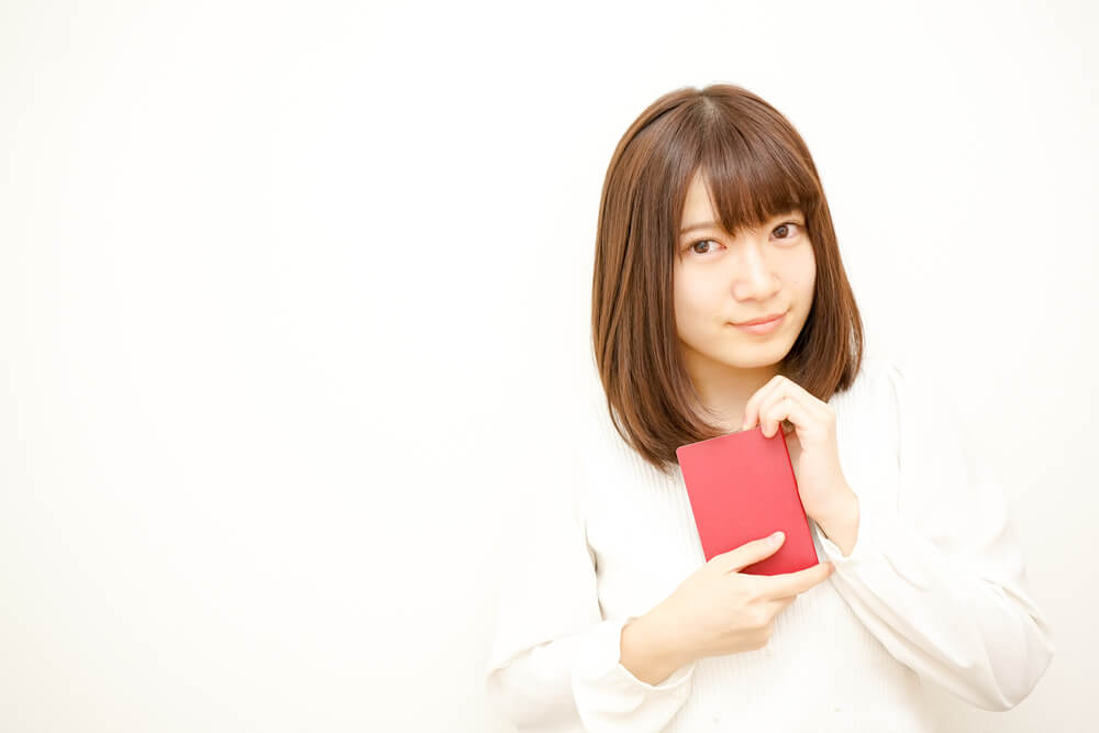 日本のパスポートを手に持つ美少女