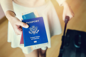 アメリカパスポートを提示する女性