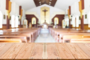 厳かな教会(ミドルネームは宗教とも関係)帰化後の名前はどうやって決める?