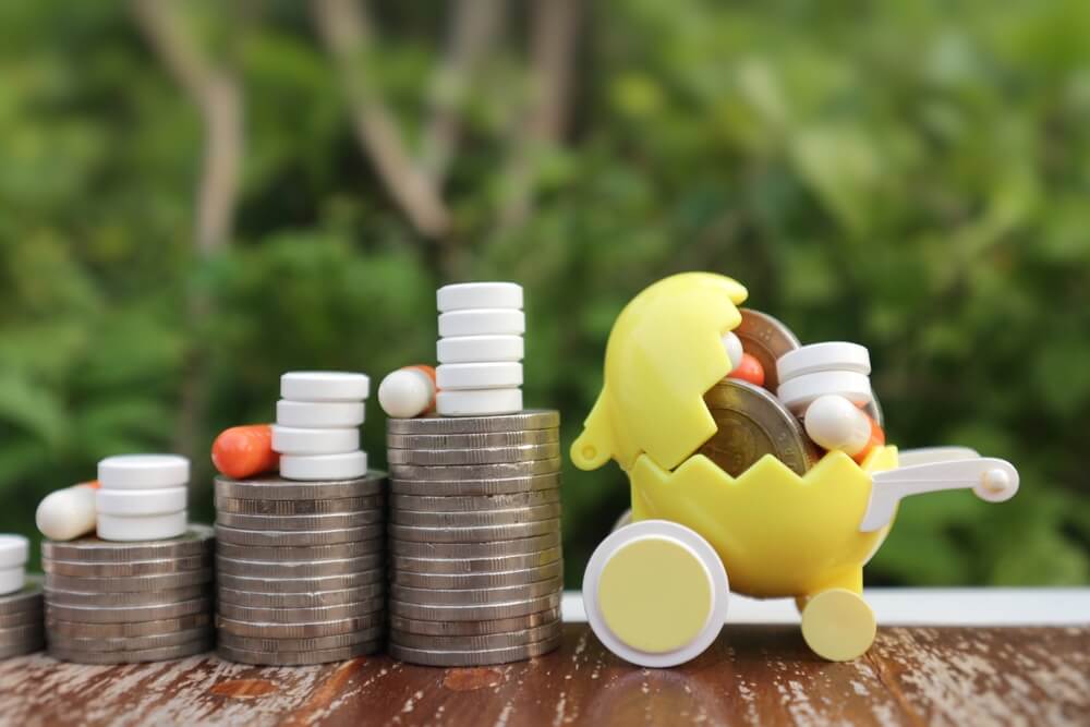 卵ベビーカーの後ろに硬貨が置いてある