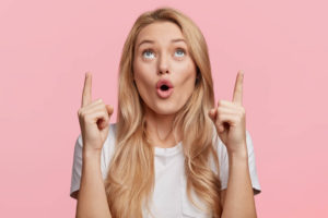 帰化後の氏名を自由に決められると聞いて、テンションが上がっている外国人女性