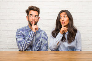 恋愛禁止なのに、恋愛をしているので、秘密にしてほしいといっているカップル
