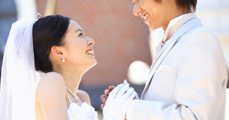 国民年金保険料の免除等申請まとめ『国際結婚で結婚式を挙げているカップル』