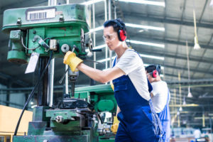 機械運転作業という日本人がやりたがらない業種で、一生懸命働く技能実習生たち