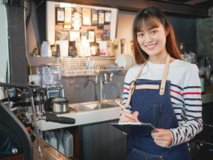 技能実習生として来日するアジア人女性