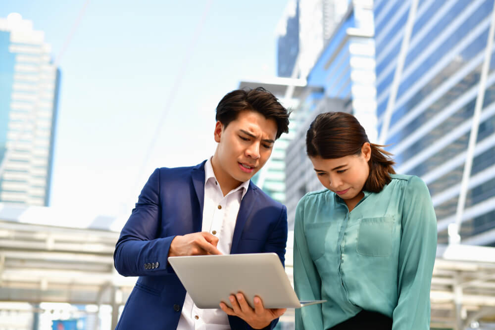 中国人女性を公衆の面前で叱責する日本人男性