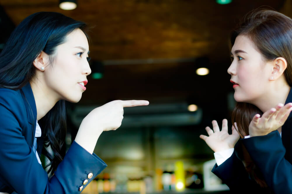 中国人に対して謝罪を強要している女性