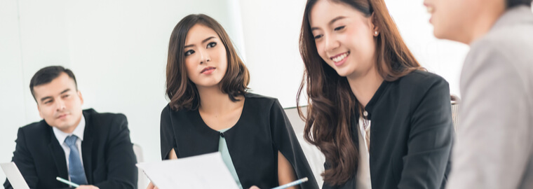 女性の経済的自立にともない、国際結婚する日本人女性の数と比率が増えた