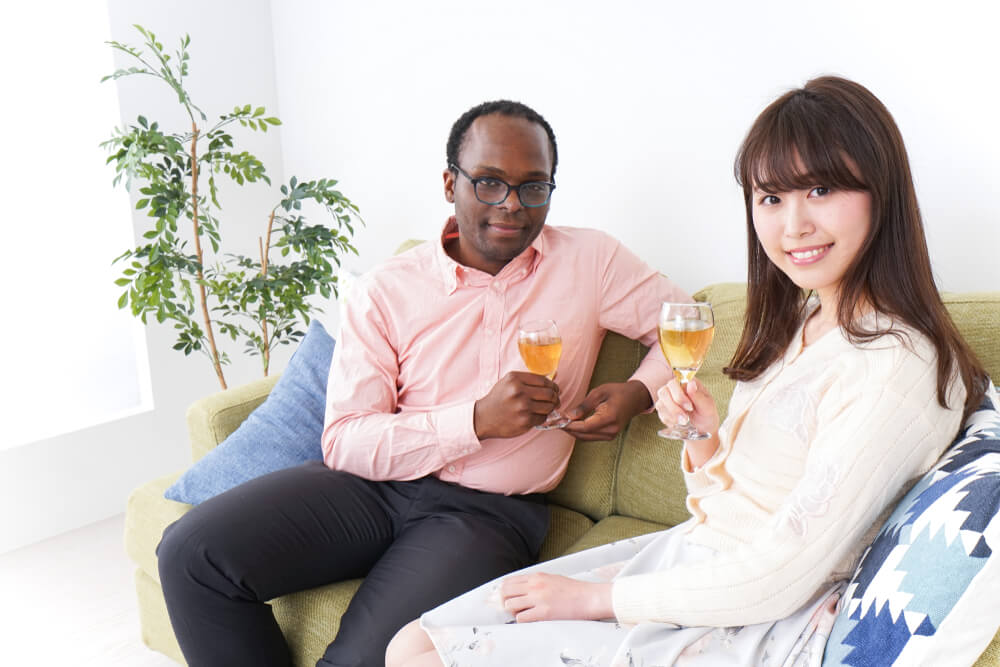 黒人男性とアジア人女性の結婚イメージ