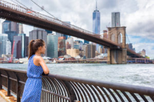 ニューヨークの街並みを眺めるアメリカ人女性