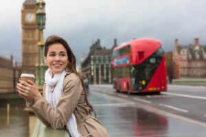 日本人男性との国際結婚離婚率が低いイギリス人女性が、ロンドンブリッジでコーヒーを飲む