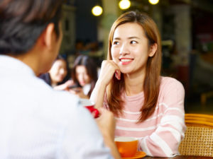 カフェでお見合するアジア人の男女