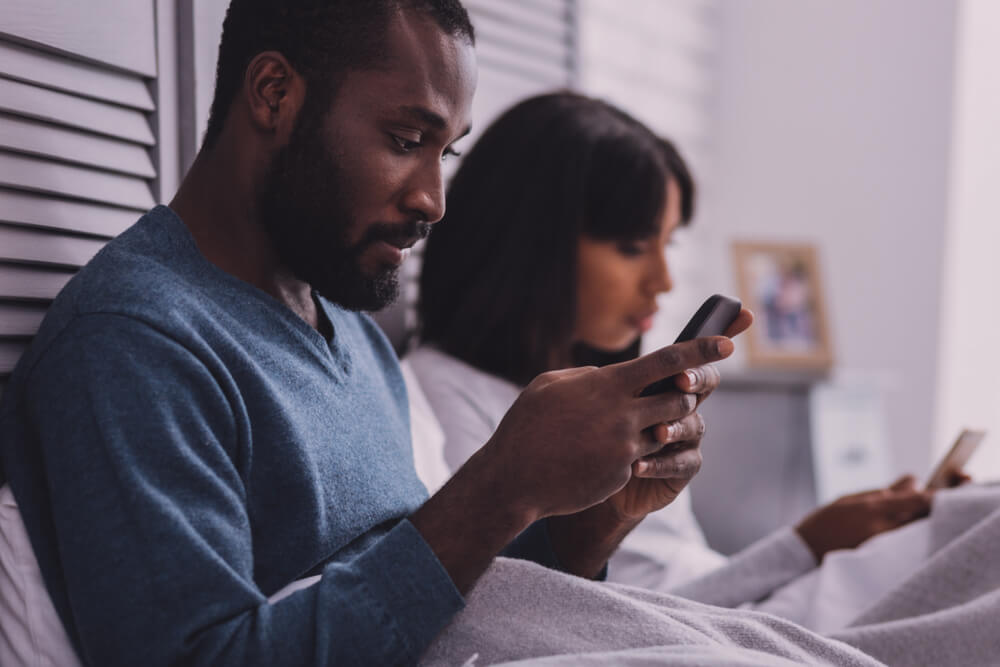 夫婦なのにお互い会話もなく、スマートフォンをいじっている