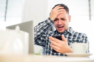 データを計算して、失敗に気が付いた外国人男性