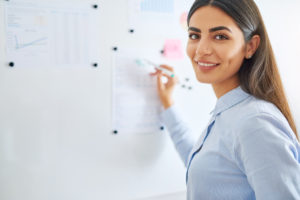 女教師がこちらを向いて説明をしている
