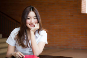 リクルートスーツを着た大人っぽいアジア人女性
