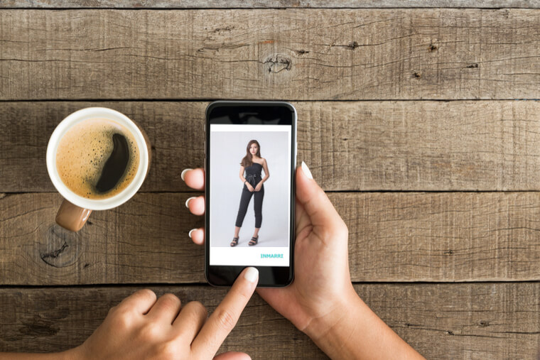 スマホに映る女性の全身プロフィール写真